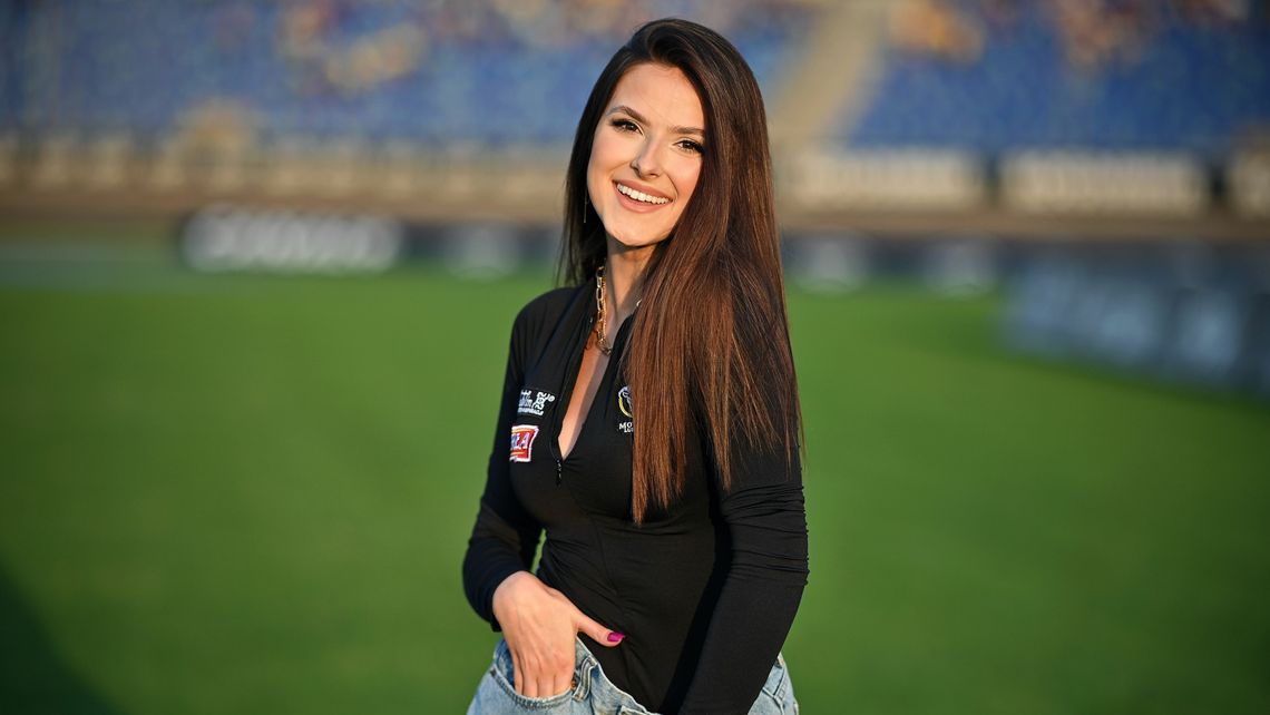 Od tańca i podróży, przez wybory miss, aż do żużla. Jaka jest Karolina Wojtiuk, Miss Startu PGE Ekstraligi 2021?