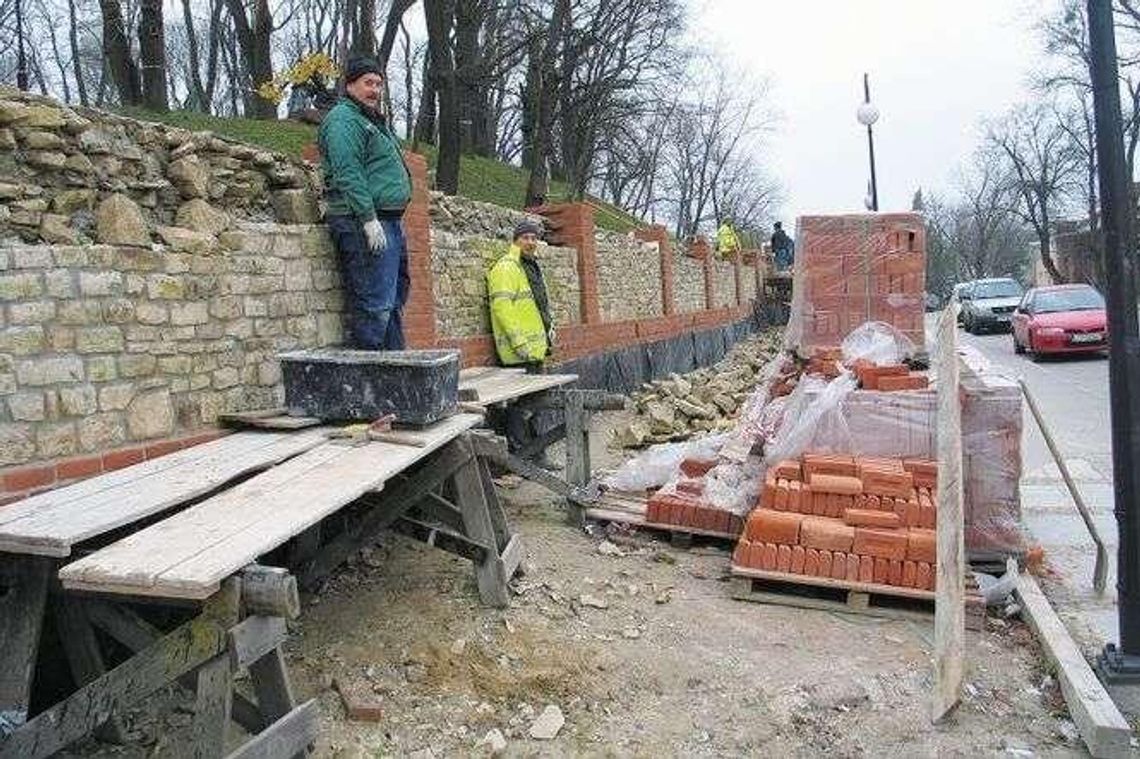 Odbudowują mur po katastrofie budowlanej. Co opóźniło prace?