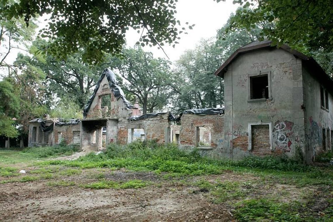 Odbudują dworek na Węglinie. Ruina przestanie straszyć