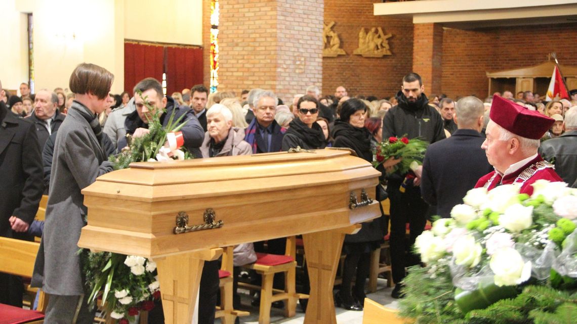 "Odchodziłeś w wielkim heroizmie". Tłumy pożegnały prof. Józefa Bergiera [zdjęcia]