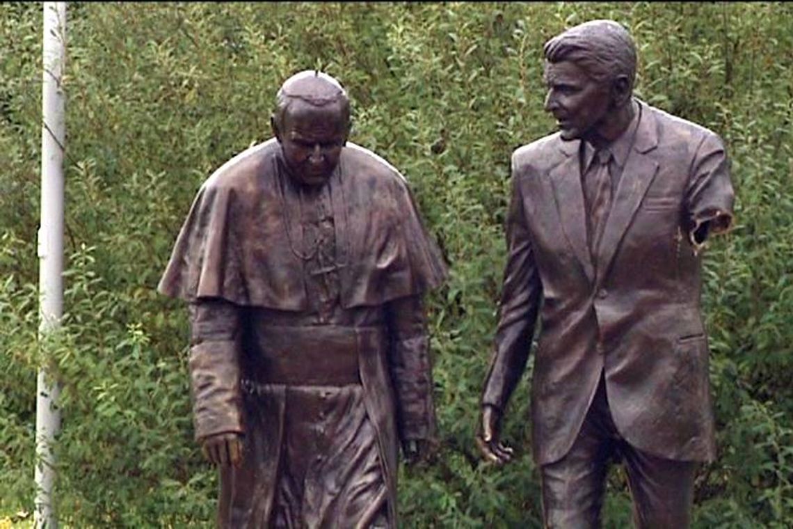 Odcięli rękę z pomnika Ronalda Reagana. Papież ocalał (wideo)