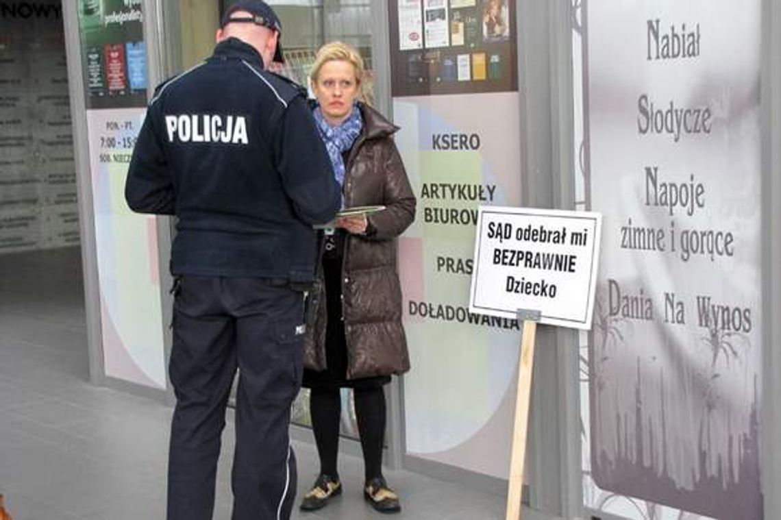 Oddajcie mi córkę! Zdesperowana matka pikietuje pod sądem