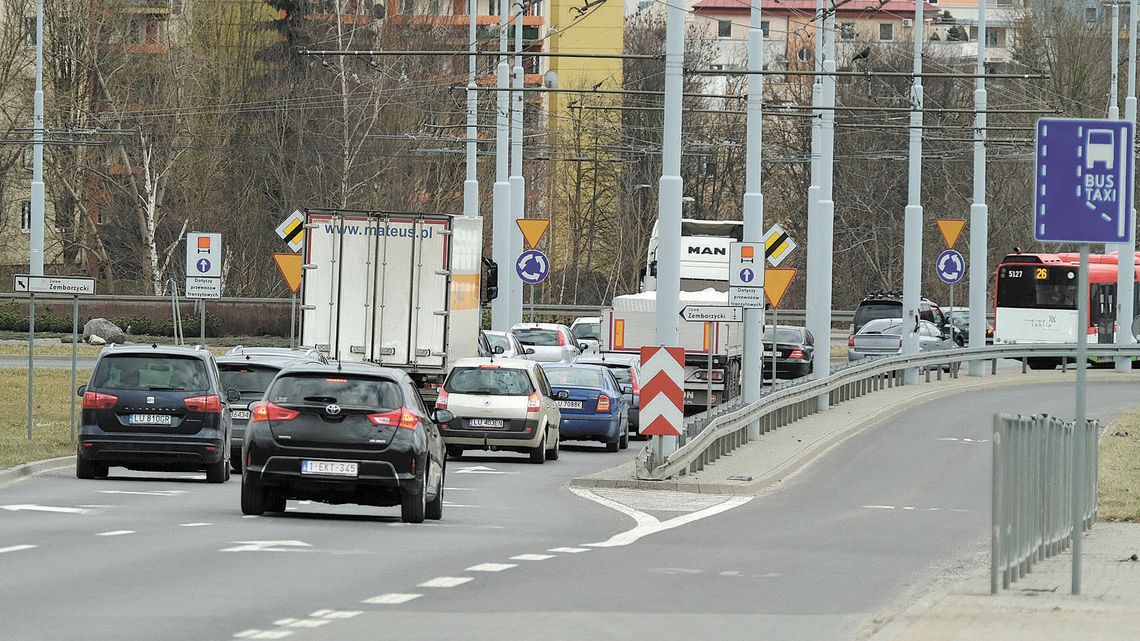 Odkąd powstał buspas nawet autobusy tkwią tu w korkach. Wreszcie koniec