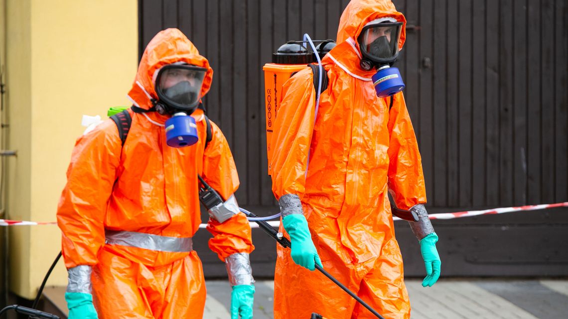 Odkażanie w zamojskim domu pomocy społecznej. Pracują wojskowi chemicy Odkażanie w zamojskim domu pomocy społecznej. Pracują wojskowi chemicy