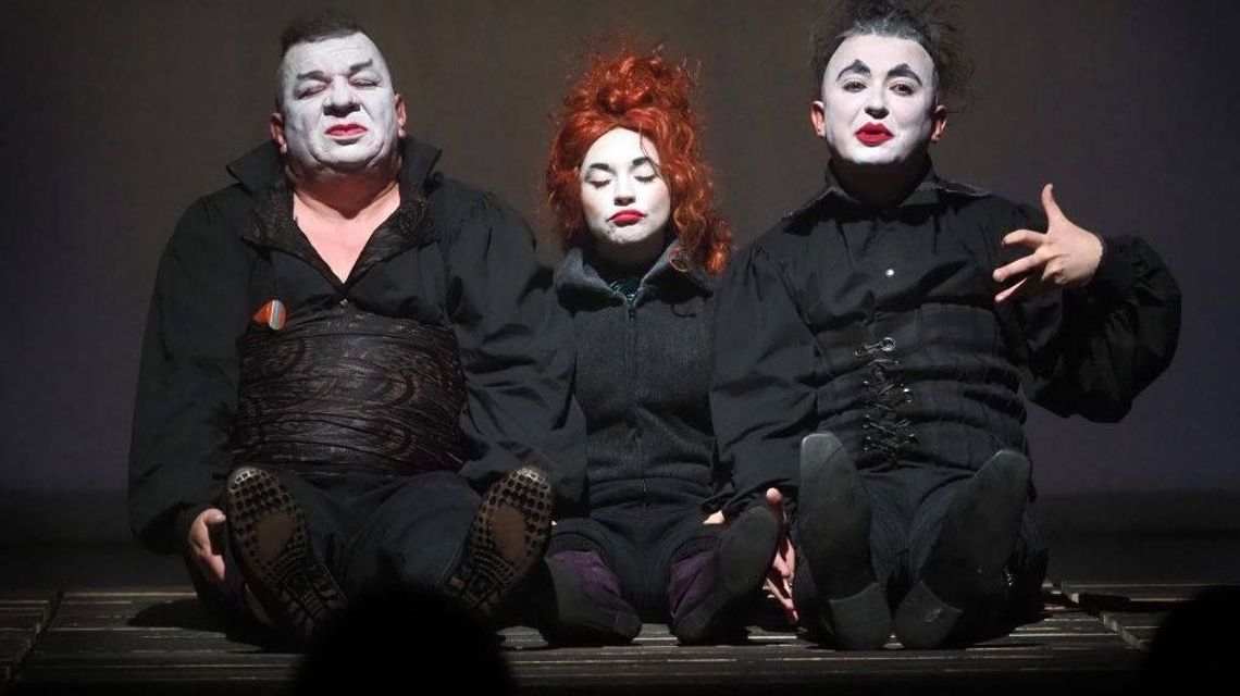 Odkrycie repertuarowe roku. Nagroda dla spektaklu "Żywi i umarli"