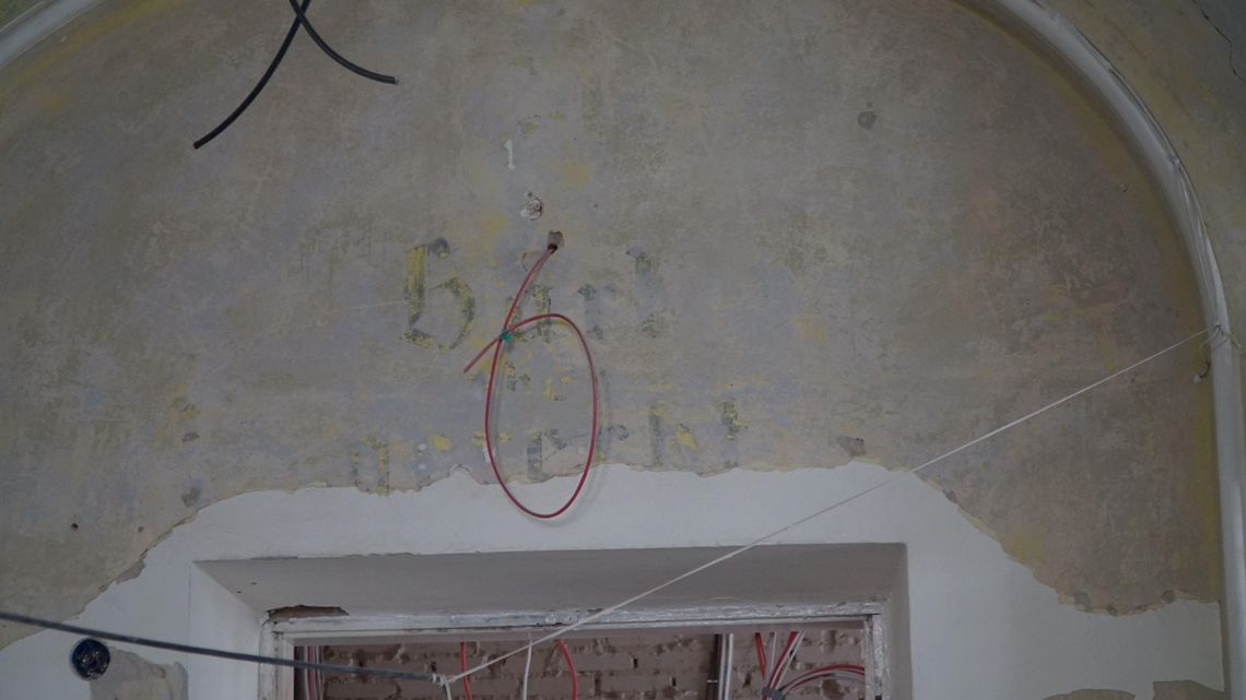 Odkrycie w budynku szkół im. Vetterów. Wstrząsający wydźwięk niemieckiego napisu