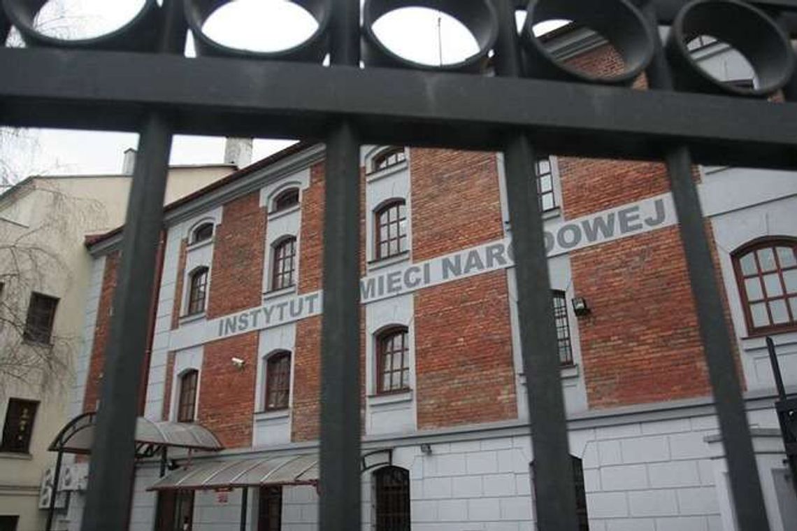 Odkryli dokumenty zakopane pod drzewem. To archiwum UPA? Odkryli dokumenty zakopane pod drzewem. To archiwum UPA?