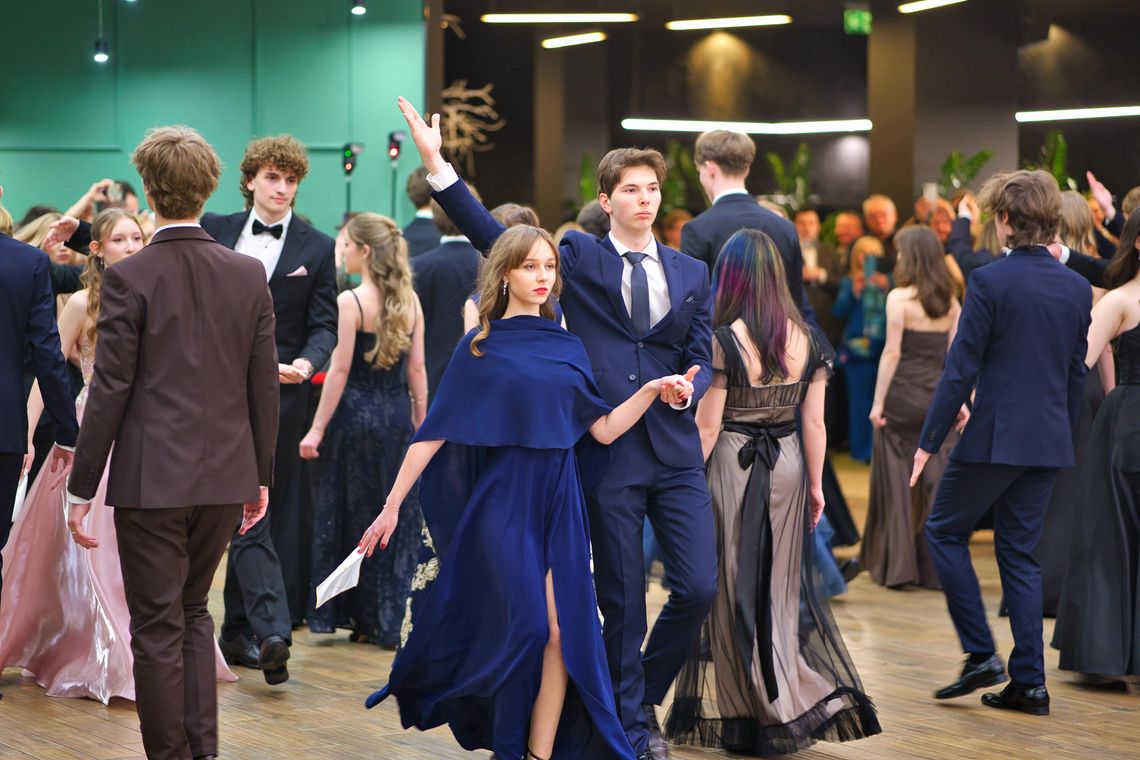 Odliczanie trwa, a parkiet nie pustoszał. Studniówka Liceum im. Królowej Jadwigi