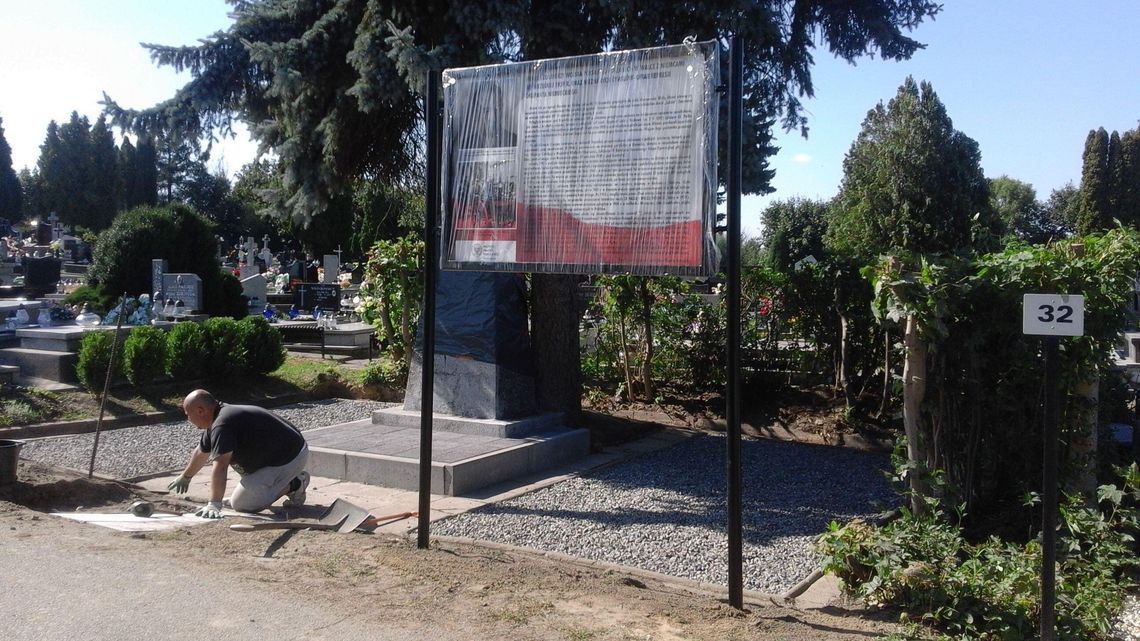 Odsłonięcie nowej tablicy na zbiorowej mogile. Uczczą pamięć ofiar II wojny światowej
