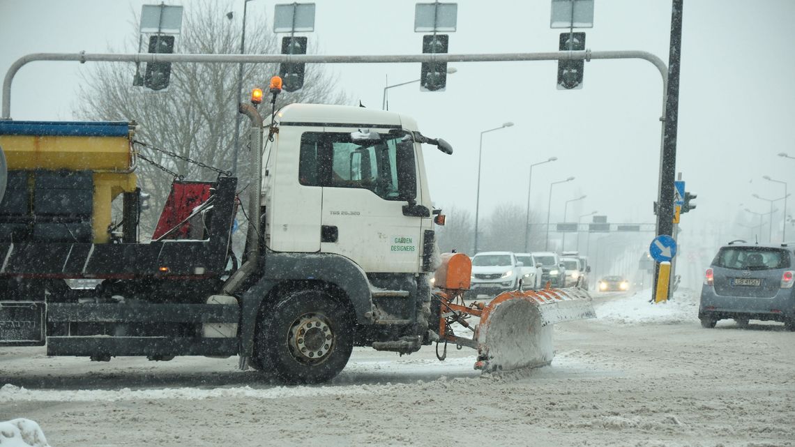 Odśnieżają drogi i chodniki. Tyle kosztuje akcja "zima"