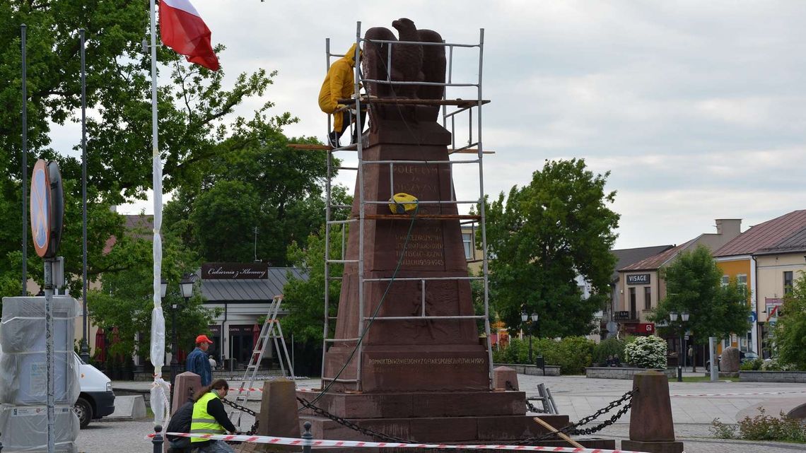 Odświeżają Pomnik Bohaterów Miasta w Międzyrzecu Podlaskim
