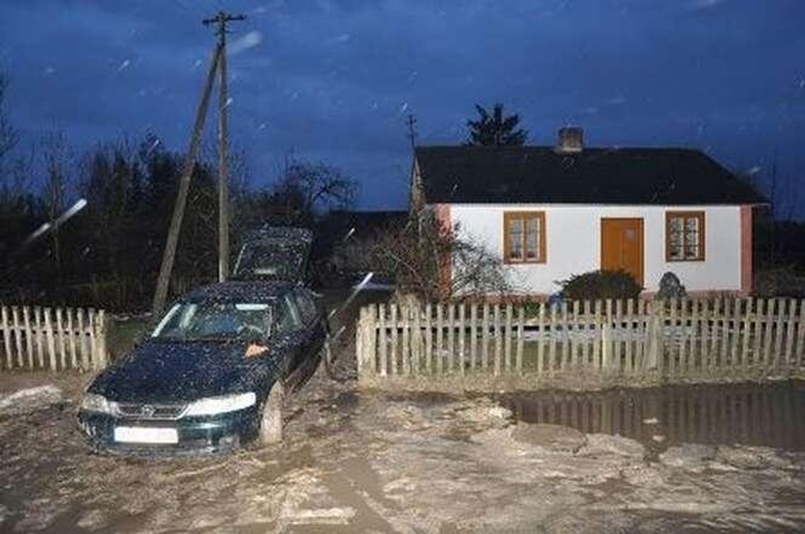 Odwracały jej uwagę, a kolega plądrował mieszkanie. Wpadli przez... błoto
