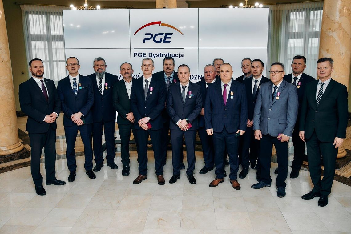 Odznaczeni za lata pracy i odpowiedzialności. Energetycy PGE Dystrybucja uhonorowani w Lublinie Pracownicy PGE Dystrybucja Oddział Lublin z odznaczeniami państwowymi i resortowymi podczas uroczystości wręczenia medali w siedzibie spółki