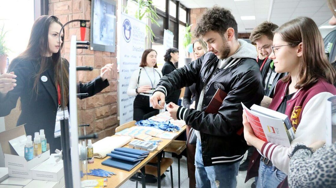 Oferty pracy na wyciągnięcie ręki. Tak było na uczelni inżynierów Oferty pracy na wyciągnięcie ręki. Tak było na uczelni inżynierów