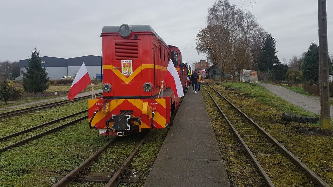 Oflagowana i świąteczna. Wąskotorówka pojedzie także w niedzielę 