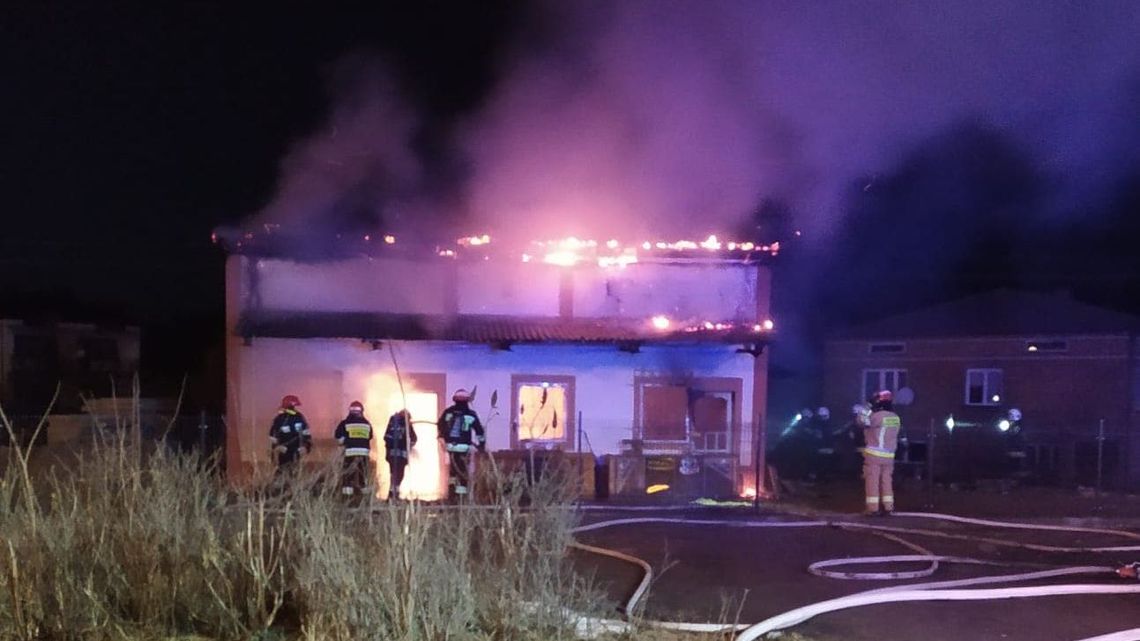 Ogień buchał pod niebo. Spłonął warsztat samochodowy w Turce Ogień buchał pod niebo. Spłonął warsztat samochodowy w Turce