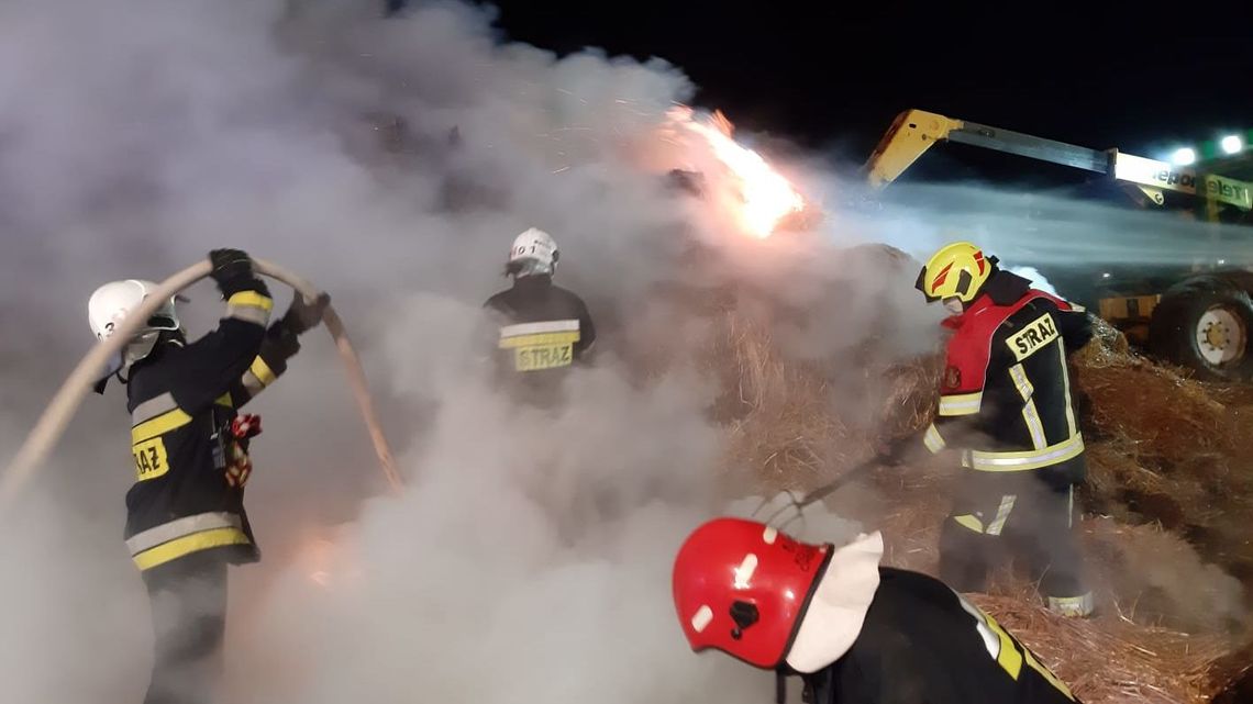 Ogień i duszący dym. Pięć godzin gaszenia słomy koło Bełżyc