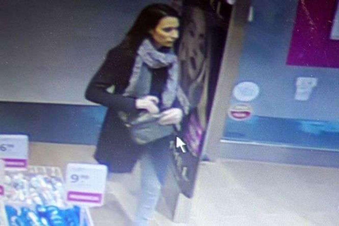 Oglądała ubrania, ale w rzeczywistości interesowało ją coś innego