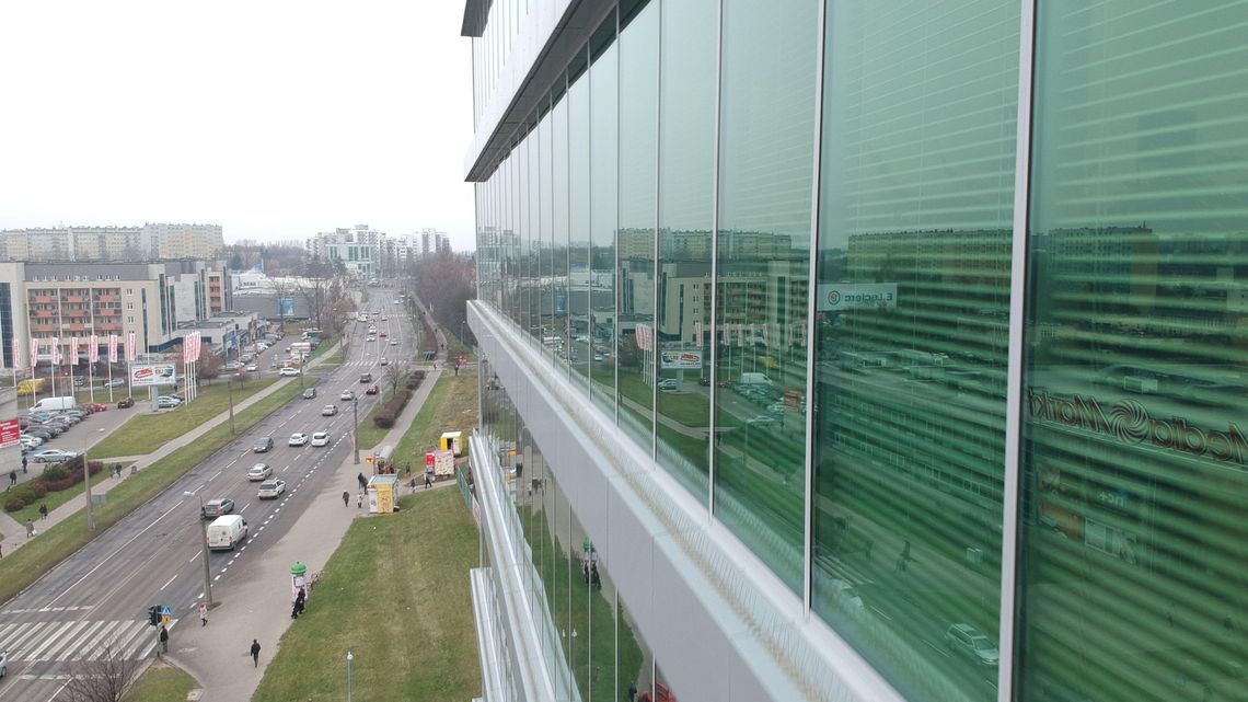 Ogniwa niewidoczne dla ludzkiego oka. Fotowoltaika na szklanych powierzchniach