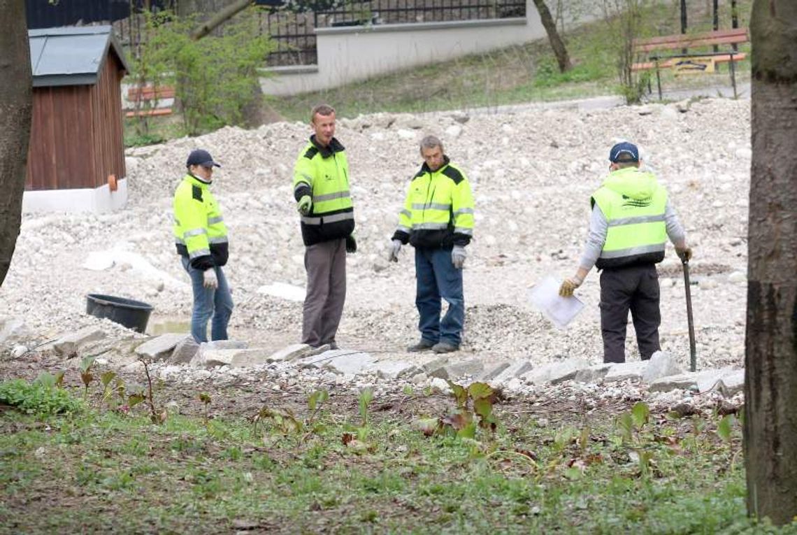 Ogród Saski: Wody w stawie nie ma, ale będzie Ogród Saski: Wody w stawie nie ma, ale będzie