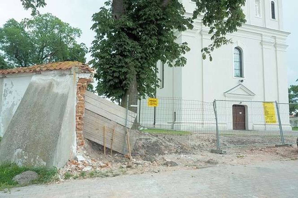 Ogrodzenie kościoła rozebrane, z zabytku została sterta gruzu. "Doszło do samowoli budowlanej"