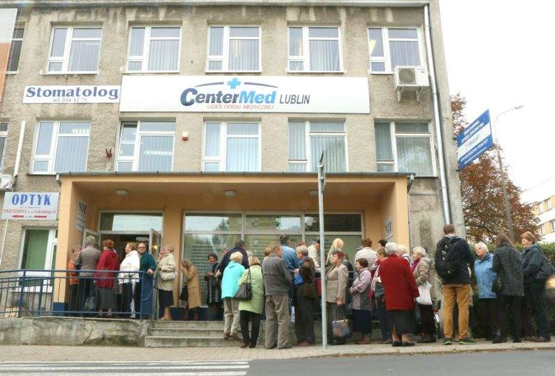 Ogromne kolejki do lekarzy w przychodni. Niektórzy stali od 5 rano