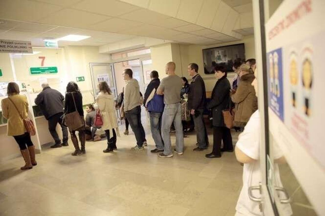 Ogromne kolejki do specjalistów, godziny czekania. Do niektórych nie ma już miejsc