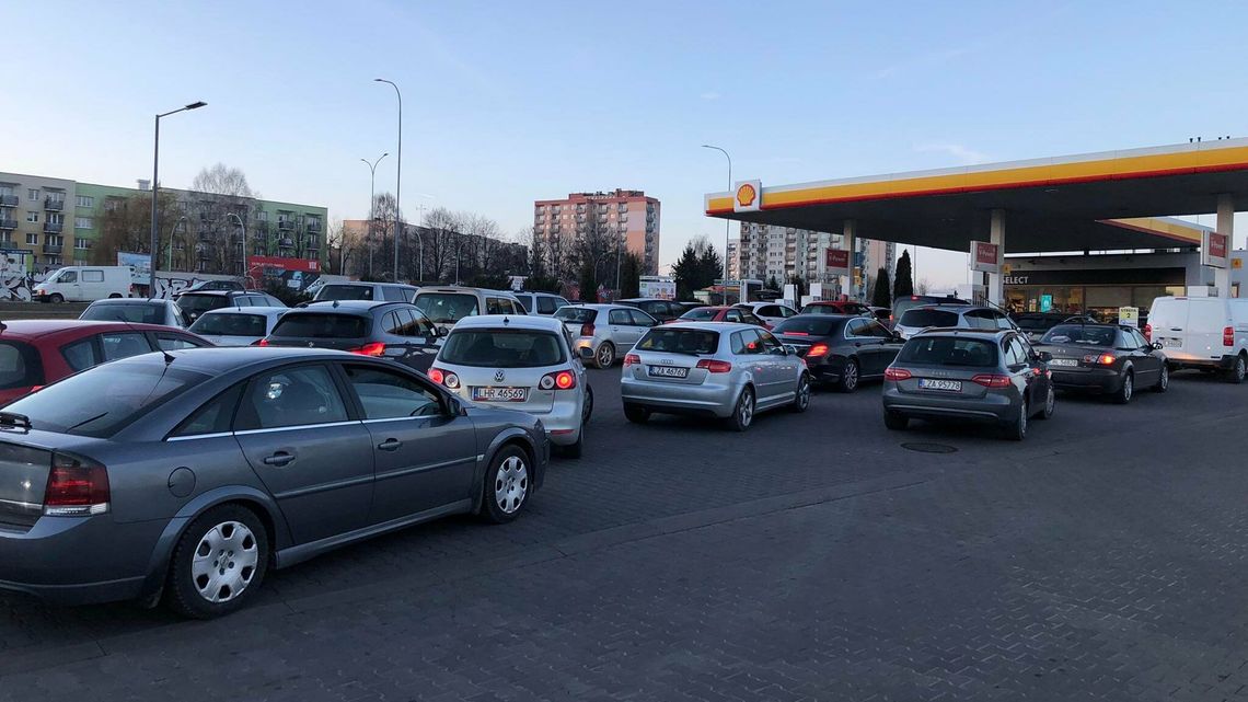 Ogromne kolejki przed stacjami paliw w Lubelskiem. Niektóre reglamentują sprzedaż