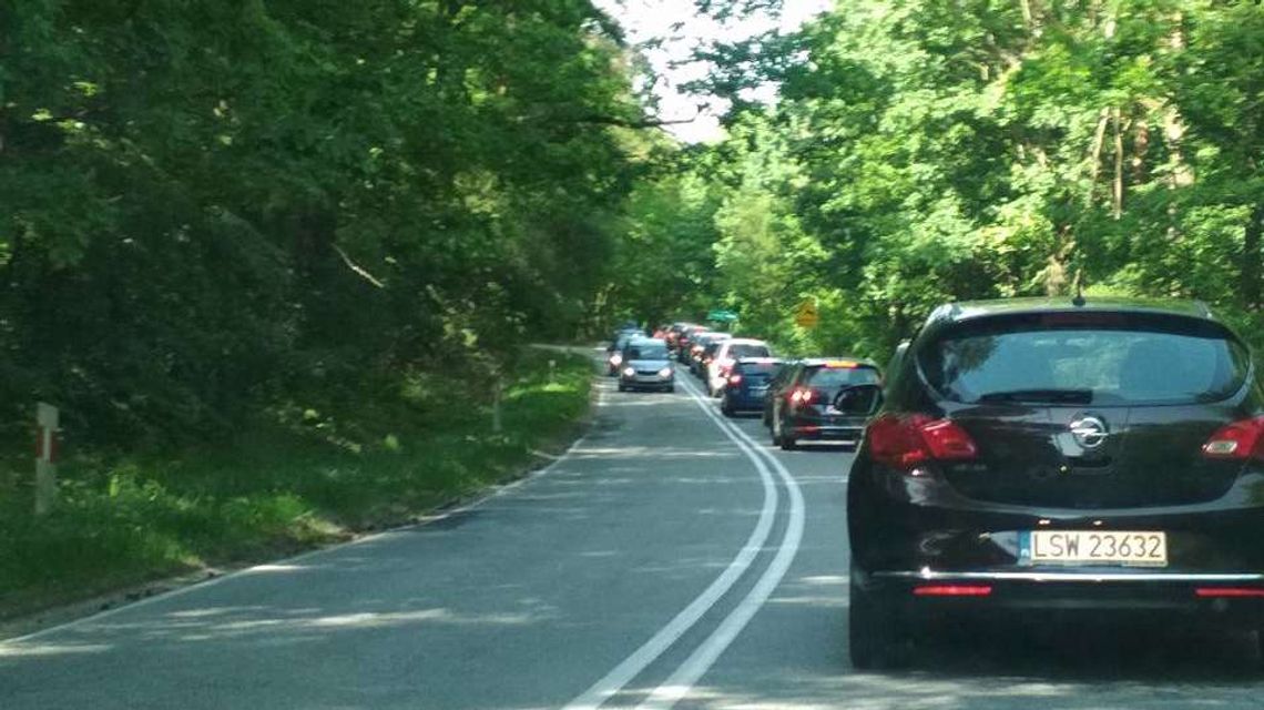 Ogromne korki na drogach w okolicach miejscowości turystycznych