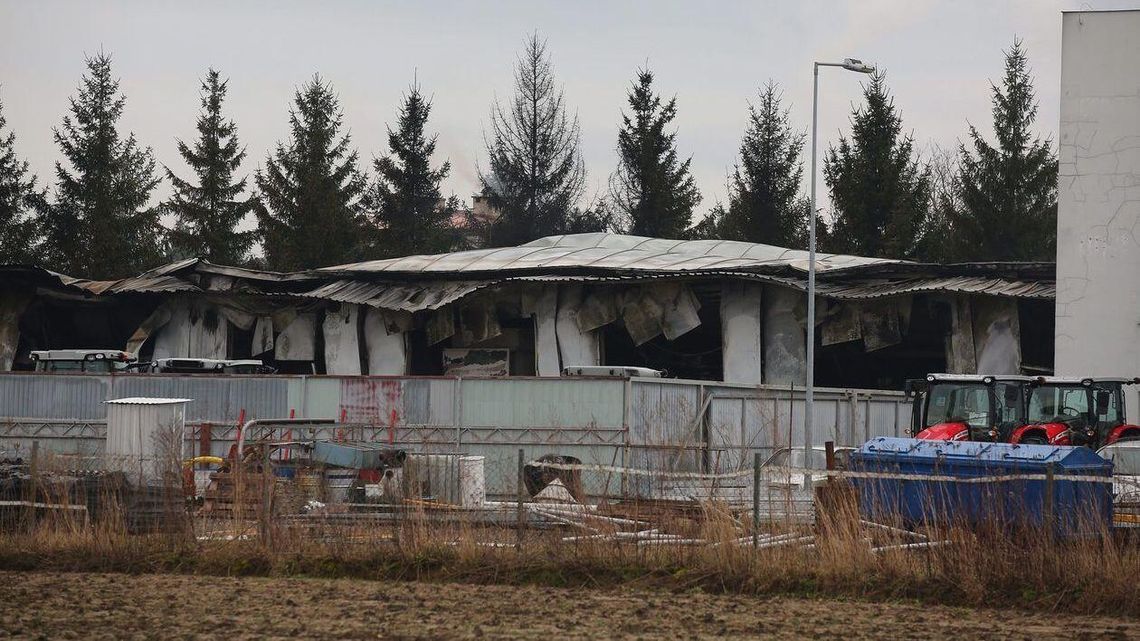 Ogromne straty po nocnym pożarze w Kazimierzówce. Spłonęła hala z maszynami rolniczymi