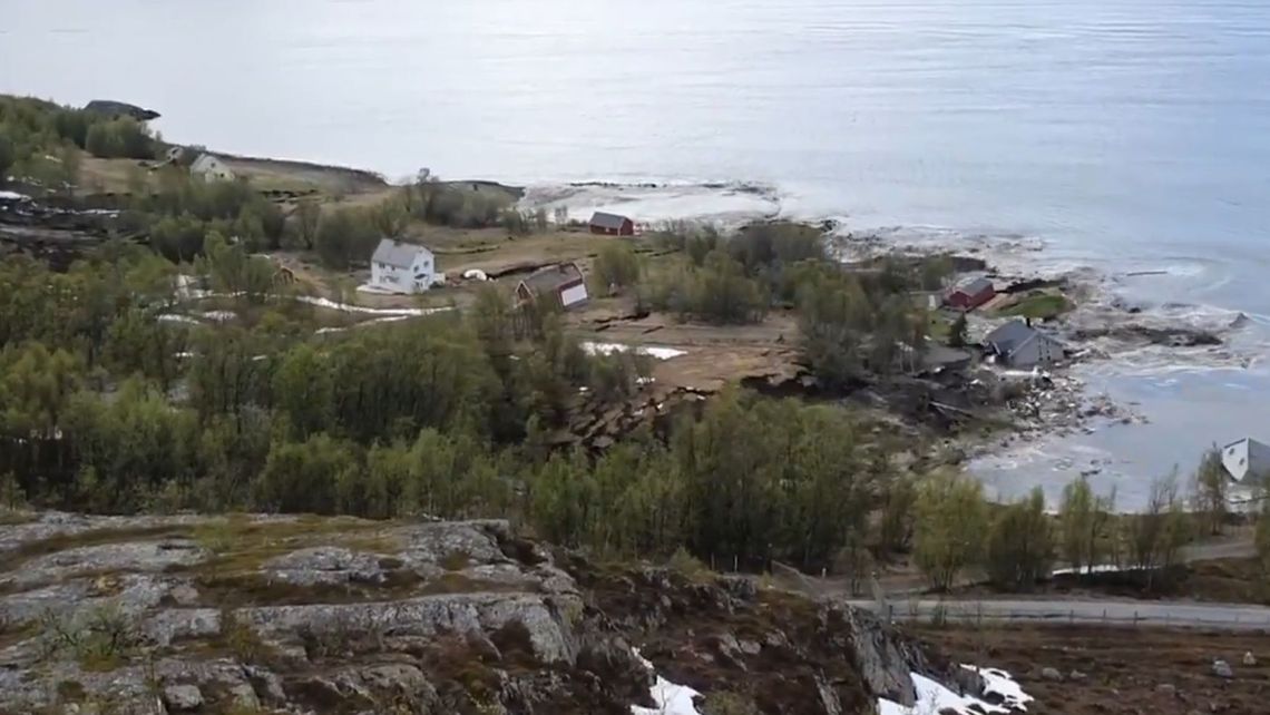 Ogromny kawałek ziemi z domami osunął się do morza. Wstrząsający film