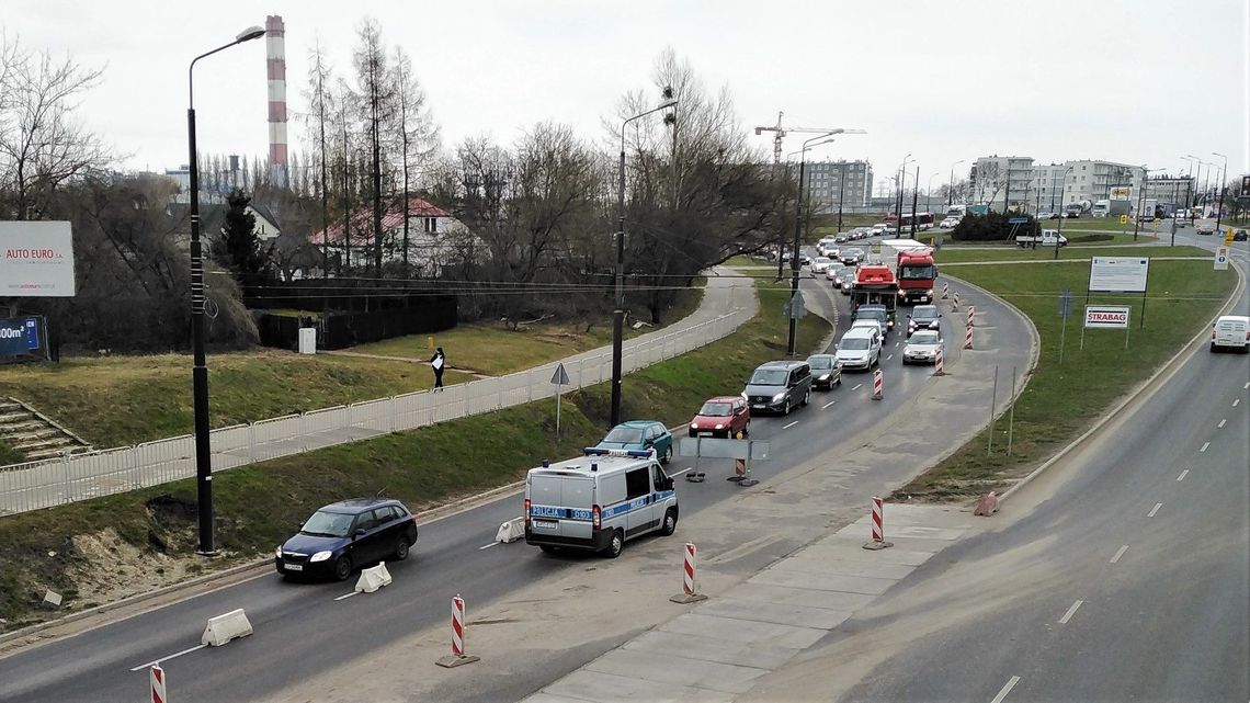Ogromny korek na ul. Diamentowej po zamknięciu jednej jezdni [zdjęcia]
