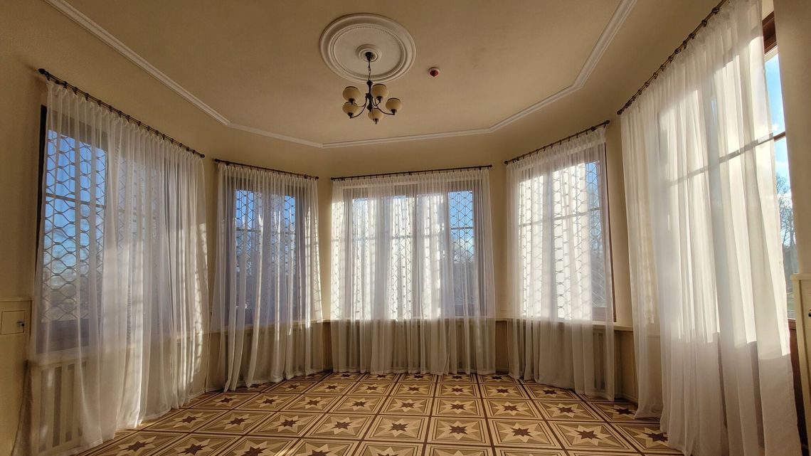 Ogromny pałac już nie straszy. Wnętrza czekają na meble 