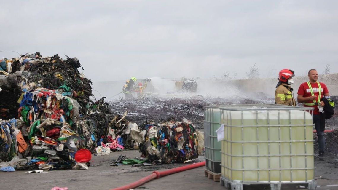 Ogromny pożar plastików pod Kraśnikiem. Jest śledztwo Ogromny pożar plastików pod Kraśnikiem. Jest śledztwo