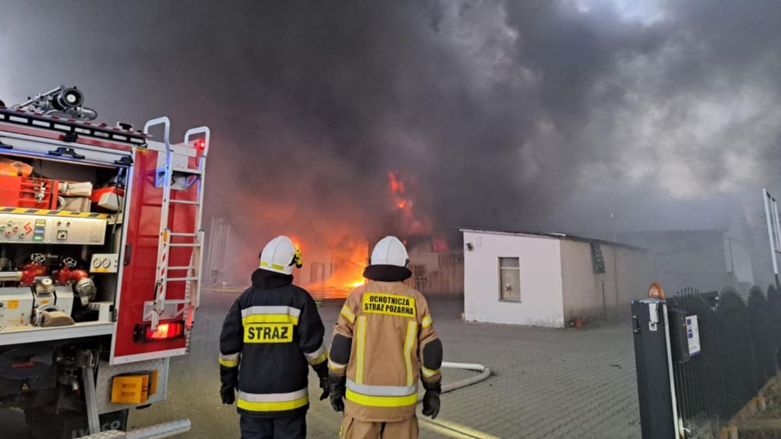 Ogromny pożar zakładu produkcji parafiny. Strażacy pracują w trudnych warunkach Ogromny pożar zakładu produkcji parafiny. Strażacy pracują w trudnych warunkach