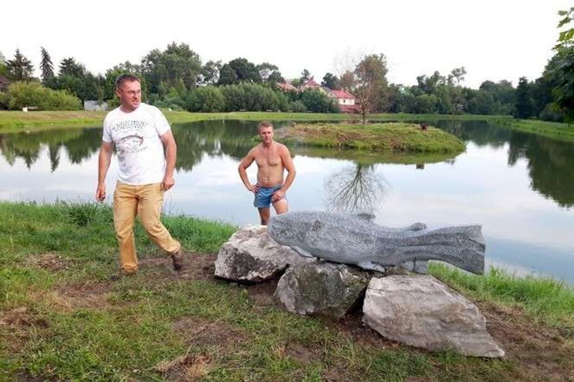 Ogromny pstrąg pływał w Bystrzycy. Teraz powstał jego pomnik Ogromny pstrąg pływał w Bystrzycy. Teraz powstał jego pomnik