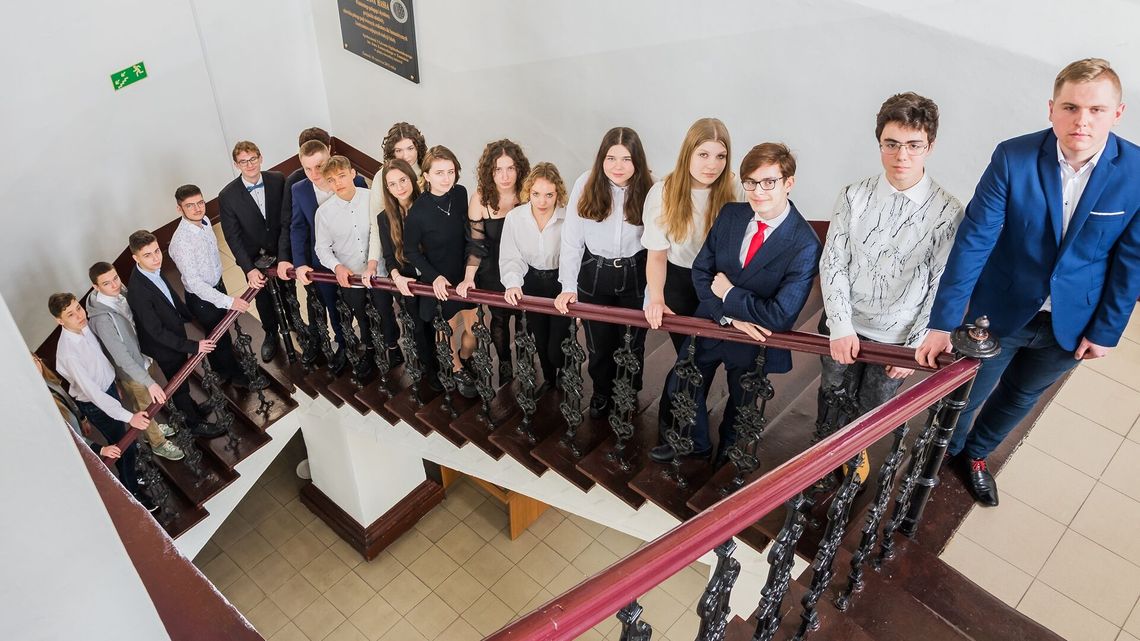 Ojciec był dyrektorem szkoły przez ponad 20 lat. Jego syn funduje teraz stypendia uczniom Ojciec był dyrektorem szkoły przez ponad 20 lat. Jego syn funduje teraz stypendia uczniom