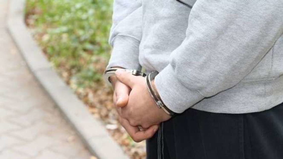 Ojciec i syn wysiedli z auta i pobili mężczyzn prowadzących rowery