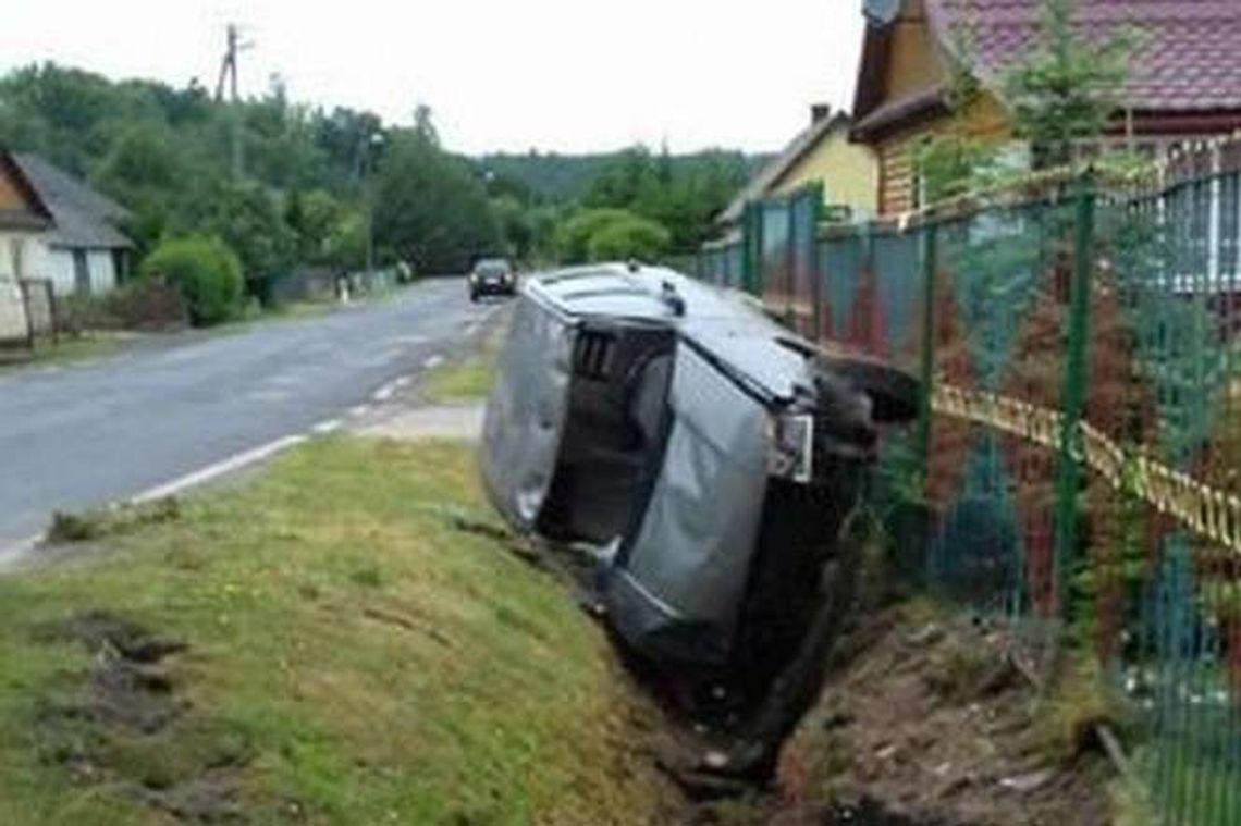 Ojciec nie będzie szczęśliwy, że syn wziął jego auto. Pijany 19-latek wylądował w rowie