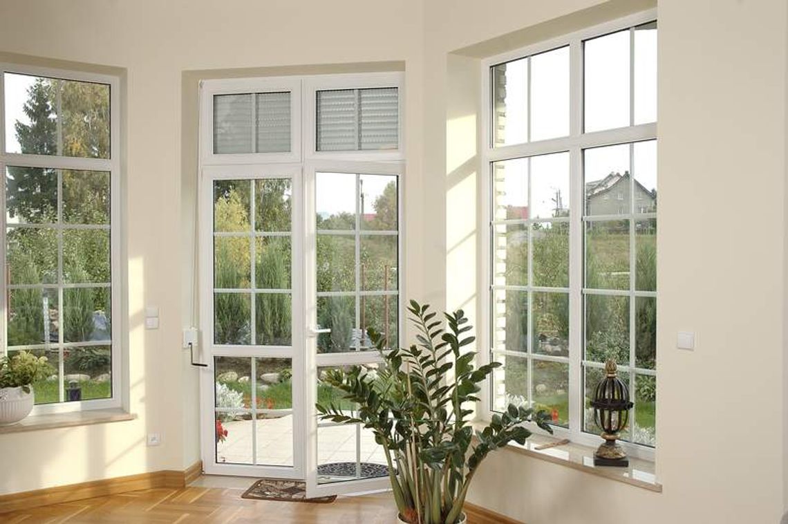 Okno z roletą doskonałe zimą i latem...