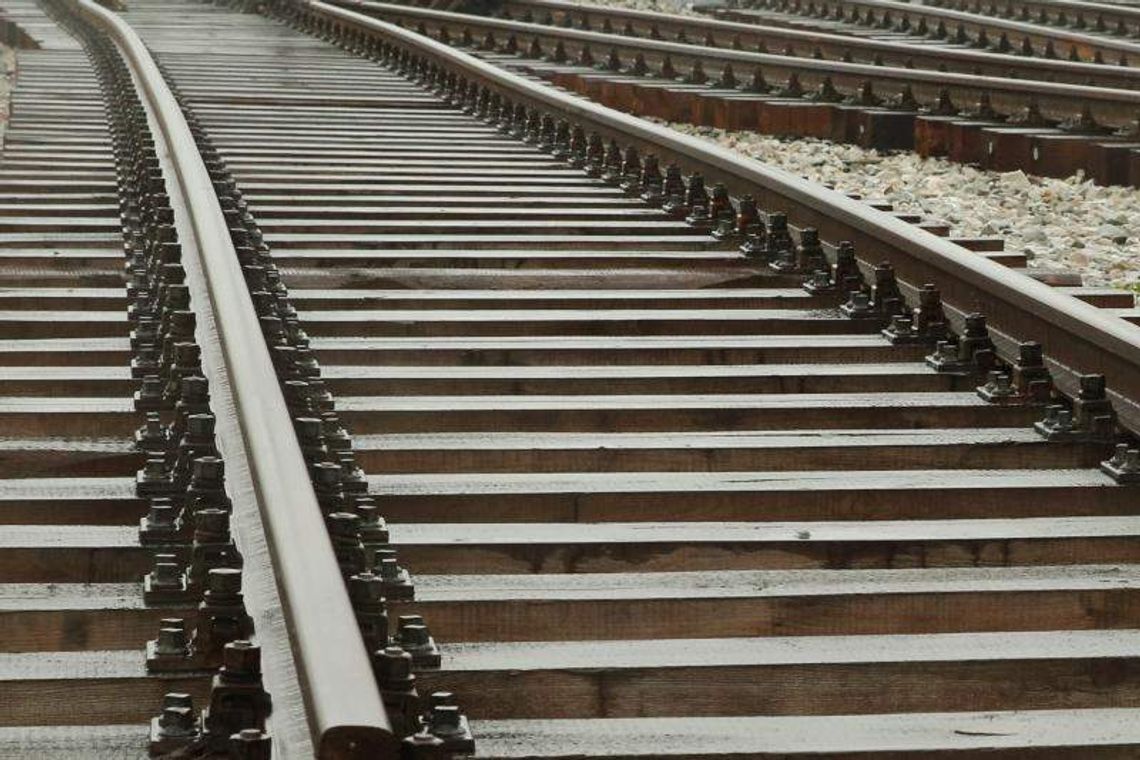 Okopy. Wypadek na przejeździe kolejowym. Lokomotywa zmiotła TIR-a Okopy. Wypadek na przejeździe kolejowym. Lokomotywa zmiotła TIR-a