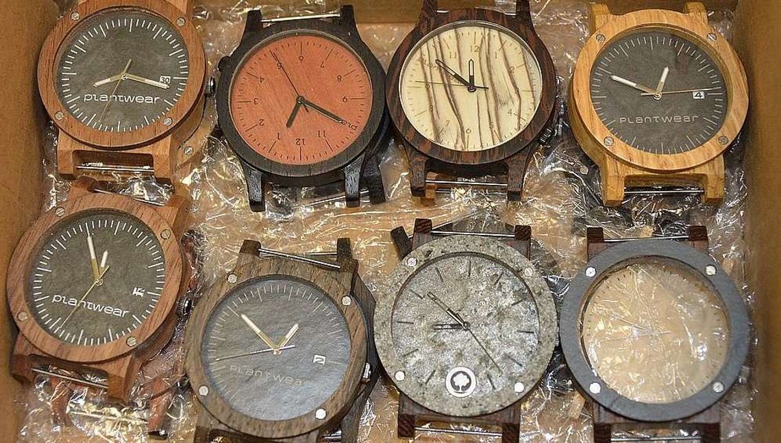 Okradł firmę w której pracował. Zabrał m.in. drewniane zegarki warte 35 tys. zł