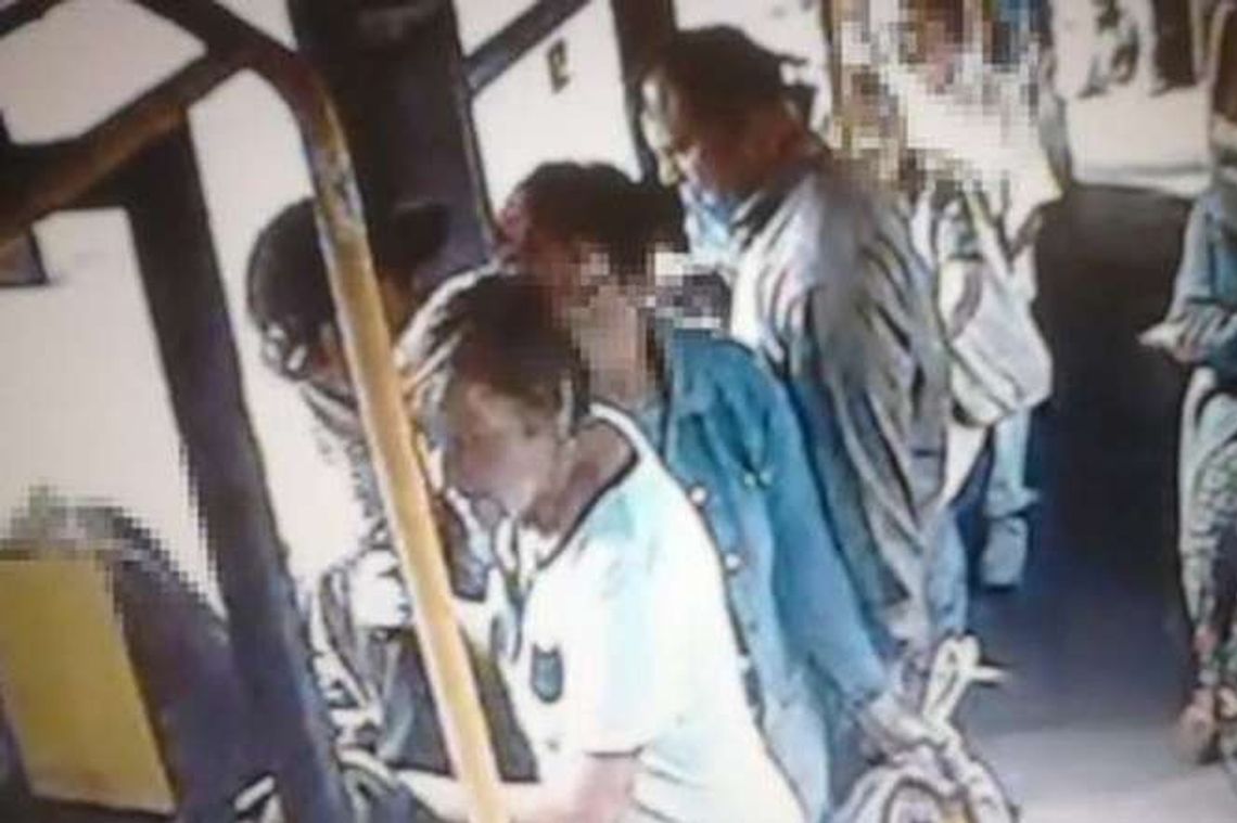 Okradli kobietę w autobusie. Kto ich rozpoznaje? (wideo)