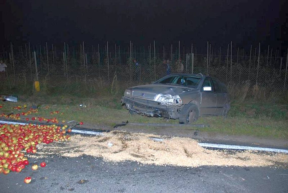 Okręglica. Śmiertelny wypadek, samochód zderzył się z ciągnikiem Okręglica. Śmiertelny wypadek, samochód zderzył się z ciągnikiem