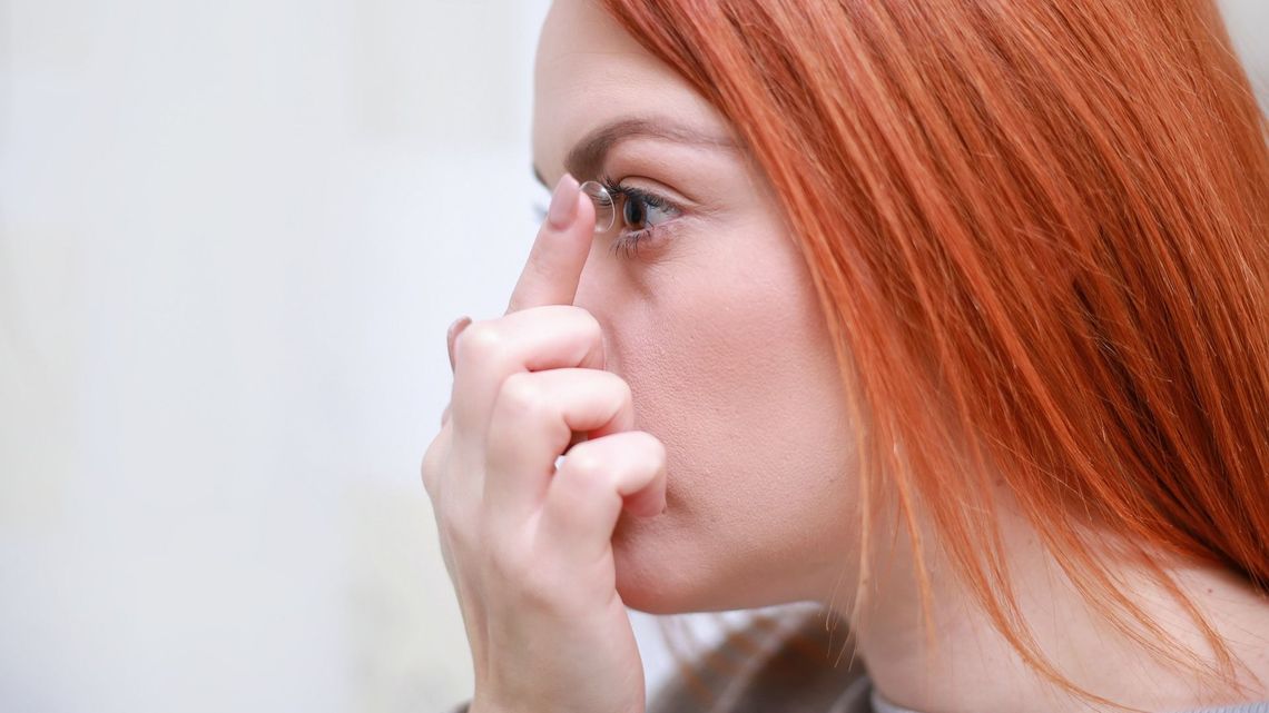 Okuliści apelują, żeby w czasie epidemii koronawirusa nie korzystać z soczewek kontaktowych