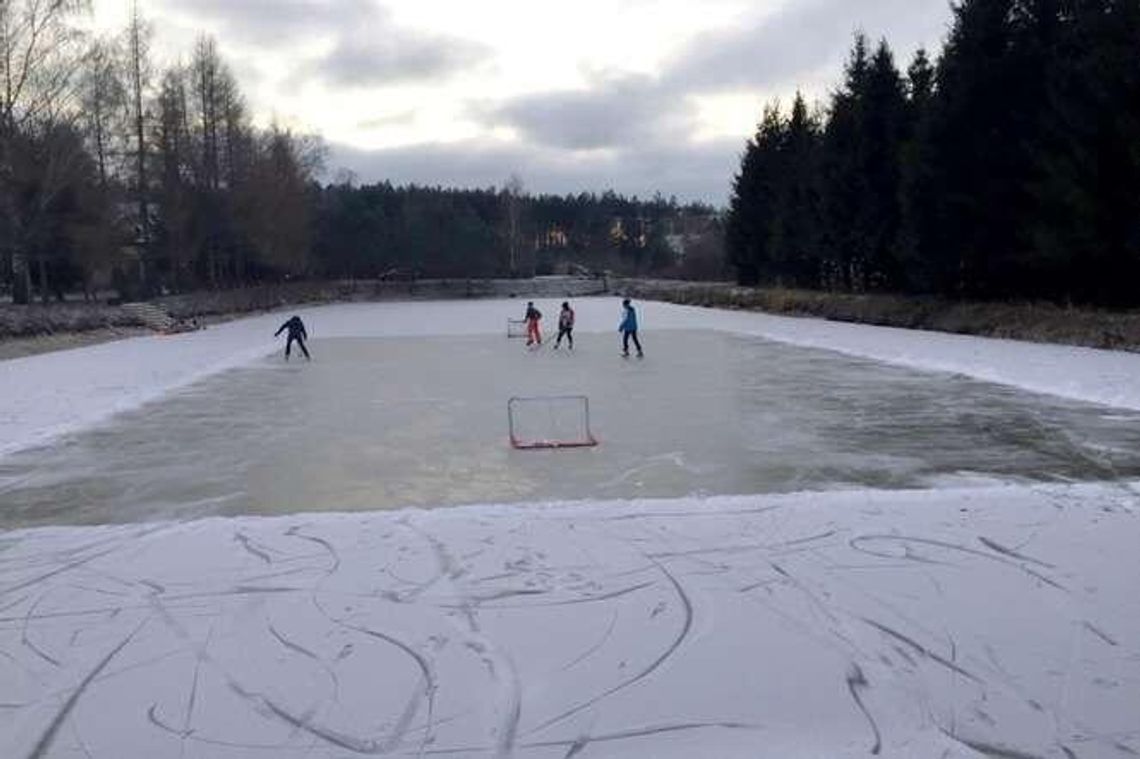 Okuninka: Grupa przyjaciół urządziła lodowisko do gry w hokeja. "Każdy jest tu mile widziany"