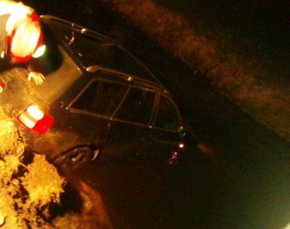 Okuninka: Kierowca omal nie zabił pieszych, skończył w rzece. Proponował policji 700 euro Okuninka: Kierowca omal nie zabił pieszych, skończył w rzece. Proponował policji 700 euro