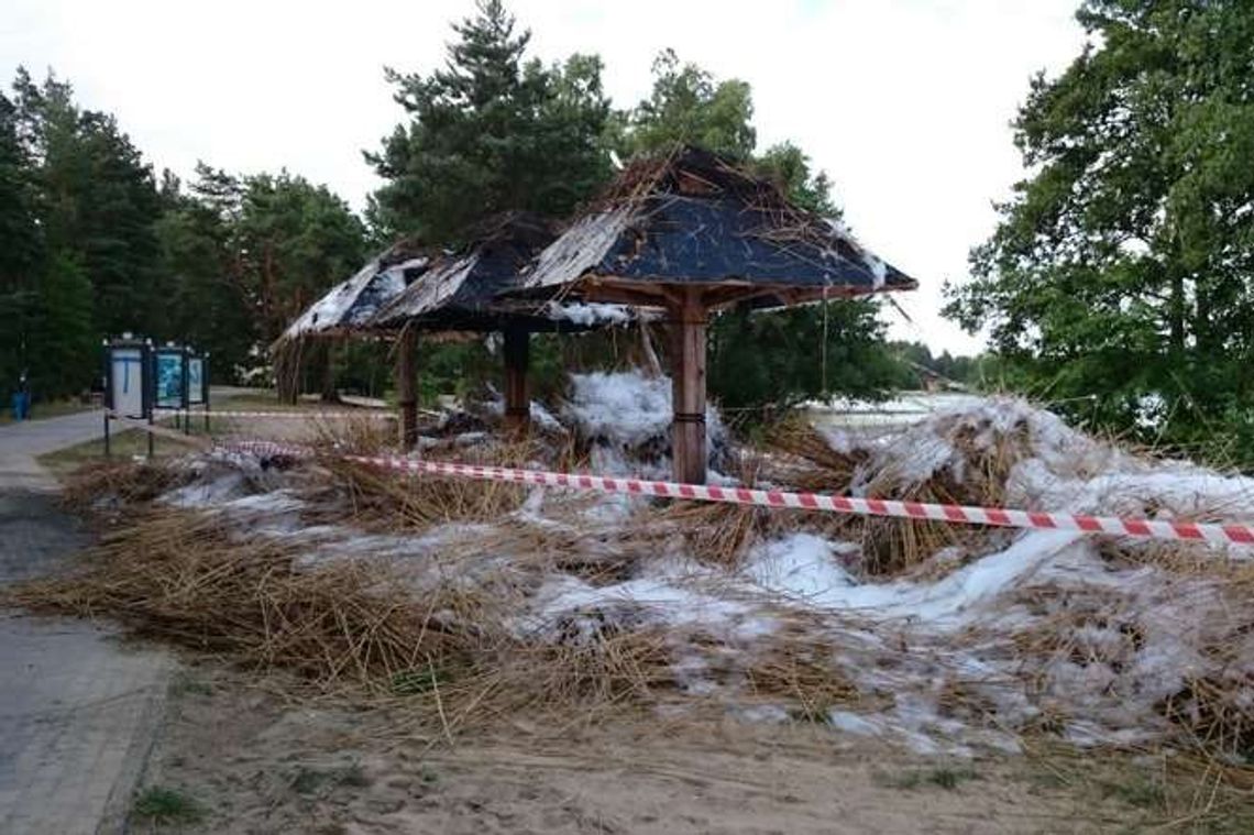 Okuninka. Parasole płonęły jak pochodnie, policja szuka podpalaczy Okuninka. Parasole płonęły jak pochodnie, policja szuka podpalaczy