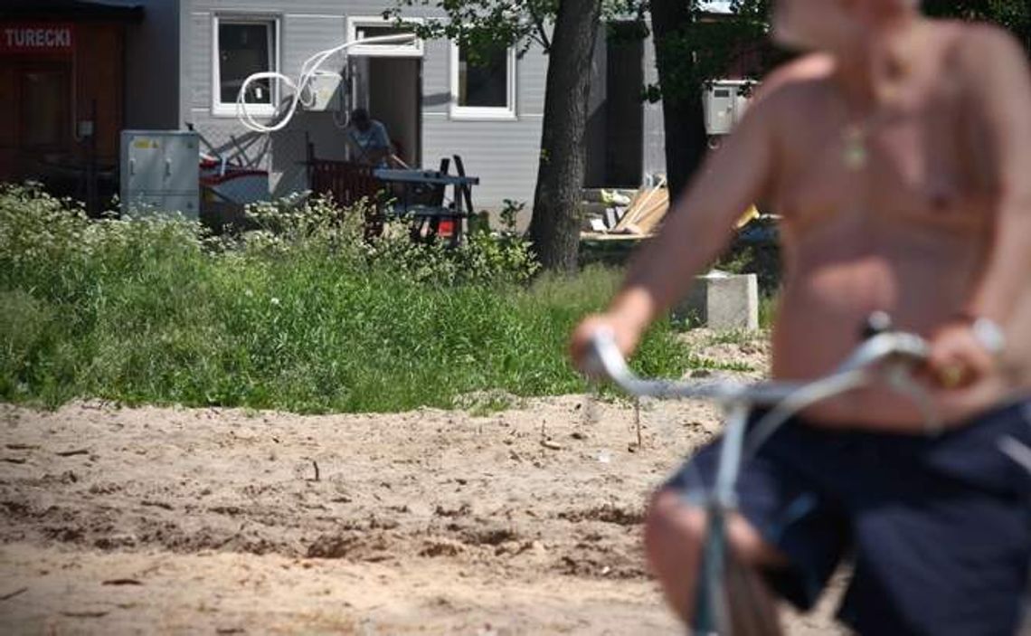 Okuninka: Pijany jechał samochodem po plaży i ugrzązł