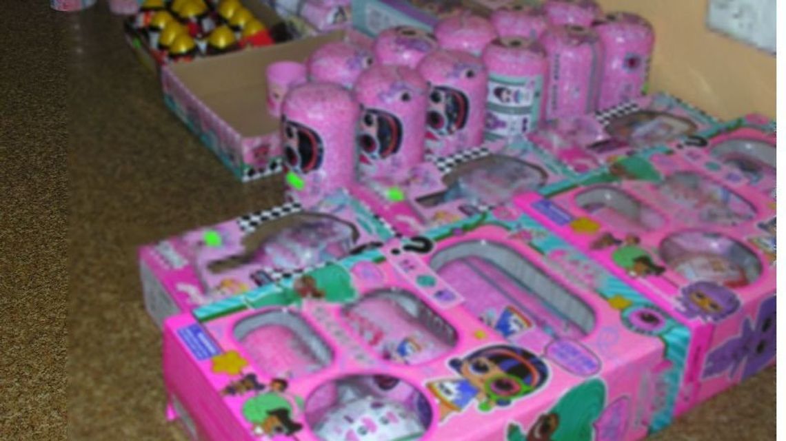 Okuninka. Podróbki drogich zabawek i markowych ubrań na targu Okuninka. Podróbki drogich zabawek i markowych ubrań na targu